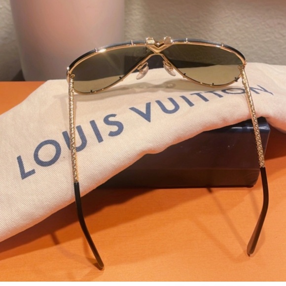 💯% Authentic Louis Vuitton LV Drive Sunglasses ✨ - Picture 2 of 7